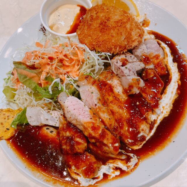 .◎山形豚のステーキ
◎トッピングホタテフライしっとり柔らかく脂の甘みを感じる山形豚！
少しニンニクのきいたソースと抜群に合います✨本日もご来店ありがとうございました！
明日土曜日も沢山のご来店お待ちしております😊土曜日はお席のご予約はできませんので
ご了承くださいませ🙇‍♂️.୨୧┈┈┈┈┈┈┈┈┈┈┈┈୨୧洋食ジャンボtel. 078-611-5220LUNCH ➭ 11:00~15:00(L.O.14:30)
DINNER ➭ 17:00~20:30(L.O.20:00)
(月曜日のみディナーお休み)定休日 ➭ 日曜日系列店 ➭ @jumbo_centralネットショッピング ➭ @jumbo__sinnagata
プロフィール欄のリンクより୨୧┈┈┈┈┈┈┈┈┈┈┈┈୨୧.
.
.
.
.#神戸グルメ #神戸ランチ #新長田 #長田グルメ
#長田ランチ #lunch #神戸 #洋食ジャンボ #洋食jumbo #dinner #長田ディナー #新長田グルメ #洋食屋 #takeout #テイクアウト #持ち帰り #お弁当  #兵庫 #グルメな人と繋がりたい #関西ランチ #食べるの好きな人と繋がりたい #兵庫グルメ #兵庫ランチ #新長田さがしてランチ #お取り寄せ #お取り寄せグルメ