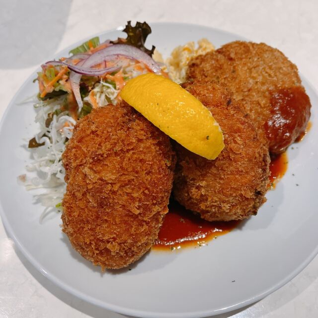 .◎チキンキエフ
◎トッピングクリームコロッケしっとりとした鶏ササミでバジルバターソースを
包んでサクッと揚げました☺️
揚げ物ですがバジル×トマトソースでさっぱり♪本日もご来店ありがとうございました！
急に涼しくなって秋！🎃🍁🍄🌰って
感じですね〜！
ずっとこの季節がいいです☺️動きやすい時期にぜひご来店お待ちしております✨.୨୧┈┈┈┈┈┈┈┈┈┈┈┈୨୧洋食ジャンボtel. 078-611-5220LUNCH ➭ 11:00~15:00(L.O.14:30)
DINNER ➭ 17:00~20:30(L.O.20:00)
(月曜日のみディナーお休み)定休日 ➭ 日曜日系列店 ➭ @jumbo_centralネットショッピング ➭ @jumbo__sinnagata
プロフィール欄のリンクより୨୧┈┈┈┈┈┈┈┈┈┈┈┈୨୧.
.
.
.
.#神戸グルメ #神戸ランチ #新長田 #長田グルメ
#長田ランチ #lunch #神戸 #洋食ジャンボ #洋食jumbo #dinner #長田ディナー #新長田グルメ #洋食屋 #takeout #テイクアウト #持ち帰り #お弁当  #兵庫 #グルメな人と繋がりたい #関西ランチ #食べるの好きな人と繋がりたい #兵庫グルメ #兵庫ランチ #新長田さがしてランチ #お取り寄せ #お取り寄せグルメ