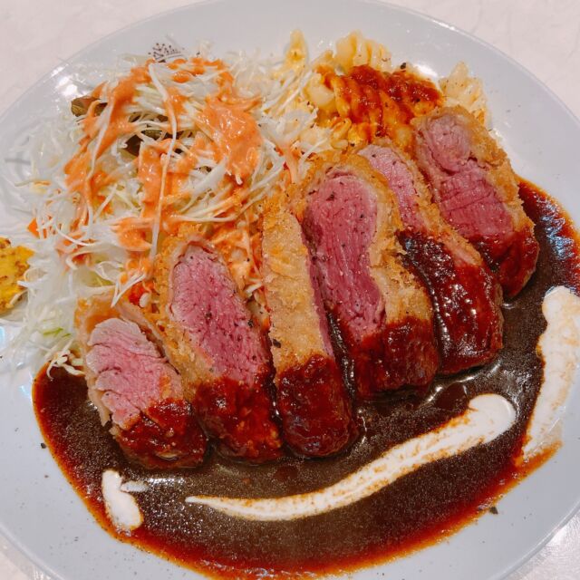 .◎ヒレ肉のビフカツ本日もご来店ありがとうございました✨明日の土曜日は混雑が予想されます、
ランチの13:30以降やディナーの開店直後は
比較的スムーズにお通しできますのでオススメです沢山のご来店お待ちしております☺️.୨୧┈┈┈┈┈┈┈┈┈┈┈┈୨୧洋食ジャンボtel. 078-611-5220LUNCH ➭ 11:00~15:00(L.O.14:30)
DINNER ➭ 17:00~20:30(L.O.20:00)
(月曜日のみディナーお休み)定休日 ➭ 日曜日系列店 ➭ @jumbo_centralネットショッピング ➭ @jumbo__sinnagata
プロフィール欄のリンクより୨୧┈┈┈┈┈┈┈┈┈┈┈┈୨୧.
.
.
.
.#神戸グルメ #神戸ランチ #新長田 #長田グルメ
#長田ランチ #lunch #神戸 #洋食ジャンボ #洋食jumbo #dinner #長田ディナー #新長田グルメ #洋食屋 #takeout #テイクアウト #持ち帰り #お弁当  #兵庫 #グルメな人と繋がりたい #関西ランチ #食べるの好きな人と繋がりたい #兵庫グルメ #兵庫ランチ #新長田さがしてランチ #お取り寄せ #お取り寄せグルメ