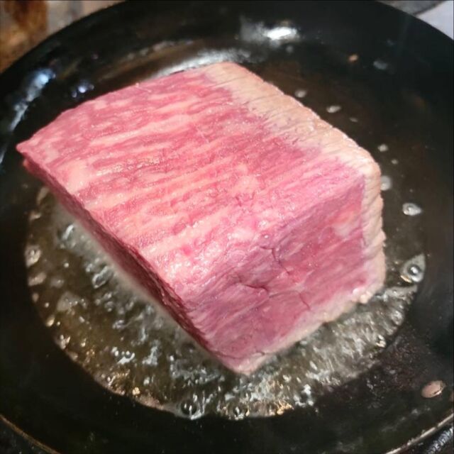 .◎黒毛和牛ローストビーフ黒毛和牛の霜降りの特大ブロック…
こちらはサイドメニューのローストビーフの
調理風景です💓
表面を香ばしく焼き、低温調理でじっくりと
火を通しております😊
口の中でとろける食感…お酒にも合います！！
下に敷いたお野菜とお召し上がりください✨お連れ様とシェアや、ハーフサイズもあるので
おひとり様でもお召し上がりいただけます🍀*゜
ちょっぴりリッチなお食事になりますよ🥰.୨୧┈┈┈┈┈┈┈┈┈┈┈┈୨୧洋食ジャンボtel. 078-611-5220LUNCH ➭ 11:00~15:00(L.O.14:30)
DINNER ➭ 17:00~20:30(L.O.20:00)
(月曜日のみディナーお休み)定休日 ➭ 日曜日系列店 ➭ @jumbo_centralネットショッピング ➭ @jumbo__sinnagata
プロフィール欄のリンクより୨୧┈┈┈┈┈┈┈┈┈┈┈┈୨୧.
.
.
.
.#神戸グルメ #神戸ランチ #新長田 #長田グルメ
#長田ランチ #lunch #神戸 #洋食ジャンボ #洋食jumbo #dinner #長田ディナー #新長田グルメ #洋食屋 #takeout #テイクアウト #持ち帰り #お弁当  #兵庫 #グルメな人と繋がりたい #関西ランチ #食べるの好きな人と繋がりたい #兵庫グルメ #兵庫ランチ #新長田さがしてランチ #お取り寄せ #お取り寄せグルメ