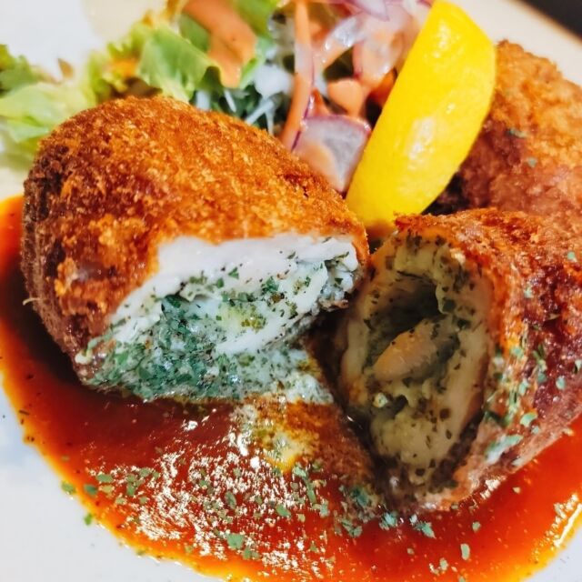 .◎チキンキエフ柔らかいササミにバジルバターソースをたっぷり
詰めてさっくり揚げました☺️本日もご来店ありがとうございました！
3連休ですが洋食ジャンボは通常通り
土曜日ランチ、ディナー
日曜日定休日
月曜日ランチのみの営業でございます🙇🏻‍♀️‪‪沢山のご来店お待ちしております！.୨୧┈┈┈┈┈┈┈┈┈┈┈┈୨୧洋食ジャンボtel. 078-611-5220LUNCH ➭ 11:00~15:00(L.O.14:30)
DINNER ➭ 17:00~20:30(L.O.20:00)
(月曜日のみディナーお休み)定休日 ➭ 日曜日系列店 ➭ @jumbo_centralネットショッピング ➭ @jumbo__sinnagata
プロフィール欄のリンクより୨୧┈┈┈┈┈┈┈┈┈┈┈┈୨୧.
.
.
.
.#神戸グルメ #神戸ランチ #新長田 #長田グルメ
#長田ランチ #lunch #神戸 #洋食ジャンボ #洋食jumbo #dinner #長田ディナー #新長田グルメ #洋食屋 #takeout #テイクアウト #持ち帰り #お弁当  #兵庫 #グルメな人と繋がりたい #関西ランチ #食べるの好きな人と繋がりたい #兵庫グルメ #兵庫ランチ #新長田さがしてランチ #お取り寄せ #お取り寄せグルメ